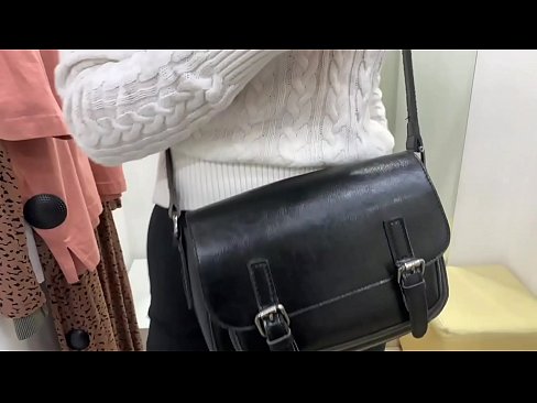 ❤️ Јавна мастурбација младе кучке ФералБерри са дилдом у соби за мерење Анални видео на sr.pornhdvideos.ru ❤